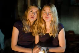 Mit einer Taschenlampe bewaffnet suchen Hanni (Jana M&uuml;nster) und Nanni (Sophia M&uuml;nster) auf dem Dachboden von Internat Lindenhof nach der unheimlichen Gestalt im purpurnen Kapuzengewand.