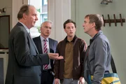 Markus Gellert (Herbert Knaup, l.) muss beweisen, dass Benedict Vollmer (Sebastian Prasse, 2.v.r.) seinem Mandanten Daniel Bienert (Daniel Krauss, r.) Idee und Quellcode f&uuml;r eine neuartige App geklaut und an den Softwareriesen TEDCOM, vertreten durch desssen Anwalt Wieland Krohn (Christoph M. Ohrt, 2.v.l.) verkauft hat.