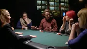 Dr. Jack Lewis (m.) sitzt am Tisch und unterh&auml;lt sich mit High-Stakes-Pokerspielern.