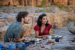 Ned (Gwilym Lee) &uuml;berrascht Lauren (Miranda Tapsell) mit einem Fr&uuml;hst&uuml;ck im Freien.