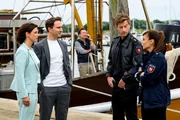 Das Forschungsschiff "Airblase" von Esther Fehrmansen (Julia Brendler, l.) und Eric Ohlsen (Pablo Sprungala, 2.v.l.) ist mit einem Privatboot kollidiert. Henk Cassens (Maxim Mehmet, 2.v.r.) und S&uuml;her &Ouml;zl&uuml;g&uuml;l (Sophie Dal, r.) ermitteln.