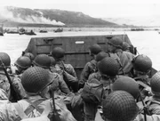 US Truppen in einem LCVP (Landungsboot) kurz vor der Landung am Omaha Beach, 6. Juni 1944.