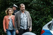 Für die weitere Befragung nimmt Kommissarin Tomke Jennsen (Anjorka Strechel, l. mit Komparse, h.) Ivo Martens (Michel Guillaume, r.) mit aufs Revier. Für die weitere Befragung nimmt Kommissarin Tomke Jennsen (Anjorka Strechel, l. mit Komparse, h.) Ivo Martens (Michel Guillaume, r.) mit aufs Revier.