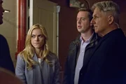 Bei einem militärischen Wohltätigkeits-Event ist eine Bombe hochgegangen. Bishop (Emily Wickersham, l.), McGee (Sean Murray, M.) und Gibbs (Mark Harmon, r.) wissen nicht, ob das Ziel wirklich ein anwesender Alt-Rocker war, oder ob die Bombe Teil eines größeren Plans ist ... Bei einem militärischen Wohltätigkeits-Event ist eine Bombe hochgegangen. Bishop (Emily Wickersham, l.), McGee (Sean Murray, M.) und Gibbs (Mark Harmon, r.) wissen nicht, ob das Ziel wirklich ein anwesender Alt-Rocker war, oder ob die Bombe Teil eines größeren Plans ist ...
