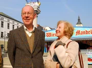 ARD MEINE LIEBE FAMILIE - DER ERBE, Deutschland 2008, Regie Dagmar Damek, am Samstag (29.12.12) um 12:05 Uhr im Ersten. Elisabeth (Bibiana Zeller) hat sich mit dem freundlichen Pensionär Roland Meissner (Hans Peter Korff) angefreundet. ARD MEINE LIEBE FAMILIE - DER ERBE, Deutschland 2008, Regie Dagmar Damek, am Samstag (29.12.12) um 12:05 Uhr im Ersten. Elisabeth (Bibiana Zeller) hat sich mit dem freundlichen Pensionär Roland Meissner (Hans Peter Korff) angefreundet.