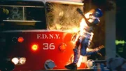 Wie ein fliegender Feuerball wird ein brennender K&ouml;rper gegen die Windschutzscheibe eines Feuerwehrwagens geschleudert.