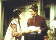 Jenny (Shannen Doherthy, l.) ist &uuml;ber die Ver&auml;nderungen an Lauras Buch entsetzt. Doch Laura (Melissa Gilbert, r.) scheint das nicht zu st&ouml;ren.