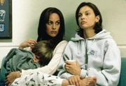 Als Libby (Ashley Judd, r.) wegen Mordes an ihrem Ehemann verhaftet wird, vertraut sie ihrer Freundin Angie (Annabeth Gish, M.) ihren geliebten Sohn Matty (Benjamin Weil, l.) an. Doch kurz darauf verschwindet diese mit dem Kind ...