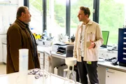 Kriminalhauptkommissar Jan Brockhorst (Felix V&ouml;rtler, l.) ertappt den Laborassistenten Eric Ohlsen (Pablo Sprungala) beim Schn&uuml;ffeln an fremden Arbeitspl&auml;tzen.