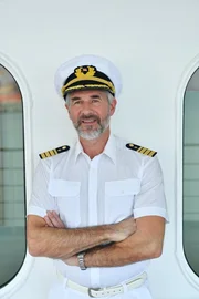 Als Erster Offizier Martin Grimm (Daniel Morgenroth) &uuml;bernimmt die F&uuml;hrung des Schiffs auf der Reise nach Sambia.