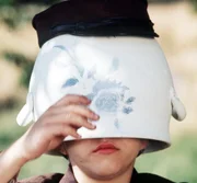 Die Suppensch&uuml;ssel sitzt fest auf Michels (Jan Ohlsson) Kopf.