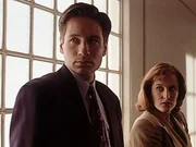 Fassungslos m&uuml;ssen Mulder (David Duchovny, l.) und Scully (Gillian Anderson, r.) miterleben, wie der Mutantenm&ouml;rder Tooms von einem Gericht auf Bew&auml;hrung freigesprochen wird.