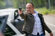 Semir (Erdogan Atalay) kommt in eine Schießerei. Semir (Erdogan Atalay) kommt in eine Schießerei.