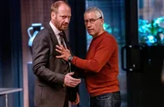 Innensenator Dr. Malte Konrad (Johann von Bülow, l.), Einsatzleiter Robert Dietz (Ralph Herforth) +++ Die Verwendung des sendungsbezogenen Materials ist nur mit dem Hinweis und Verlinkung auf TVNOW gestattet. +++ Innensenator Dr. Malte Konrad (Johann von Bülow, l.), Einsatzleiter Robert Dietz (Ralph Herforth) +++ Die Verwendung des sendungsbezogenen Materials ist nur mit dem Hinweis und Verlinkung auf TVNOW gestattet. +++