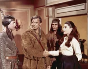 Chingachgook (Pierre Massimi, l.) und Lederstrumpf (Hellmut Lange, Mi.) freuen sich, als Cora (Louni Jacobesco) Unkas (David Alexandru) für ihre Rettung dankt.