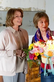 Almuth (Senta Berger) und Rita (Cornelia Froboess) mit der Geburtstagstorte.