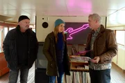 Otto Garber (Florian Martens, l.) und Linett Wachow (Stefanie Stappenbeck) suchen den Discjockey Kalle Schwanek (Hans-Uwe Bauer, r.) auf. Sie vermuten, dass er vor 30 Jahren Komplize bei dem &Uuml;berfall war.