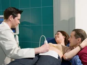 Philipp Brentano (Thomas Koch, li.) stellt fest, dass dem Baby nichts passiert ist. Elena Eichhorn (Cheryl Shepard) und Christoph Mahler (Armin Marewski, re.) sind &uuml;bergl&uuml;cklich.