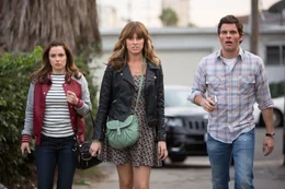 Meghans Freundinnen Rose (Liz Carey, l.) und Denise (Sarah Wright) sorgen sich sehr. Gordon (James Marsden)
