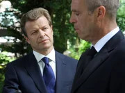 ARD GELD.MACHT.LIEBE, Folge 1, KUCKUCKSEI, Deutschland 2009, Markus von Rheinberg will Alexander Blessmann die Hand reichen.