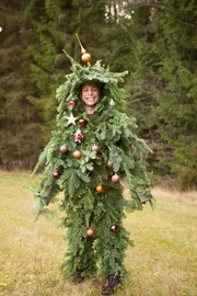 Checker Tobi in einer Christbaumverkleidung