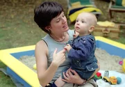 Als Martina (Judith Sehrbrock) erfährt, dass ihr Sohn Chris sich in der Obhut überforderter Pflegeeltern befindet, flüchtet sie aus Reutlitz, um ihr Kind endlich sehen zu können. Als Martina (Judith Sehrbrock) erfährt, dass ihr Sohn Chris sich in der Obhut überforderter Pflegeeltern befindet, flüchtet sie aus Reutlitz, um ihr Kind endlich sehen zu können.