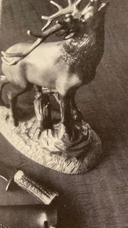 Die Statuette eines Hirsches