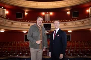 Marcus Niehaves (l.) spricht mit dem Intendanten Daniel Morgenroth (r.) &uuml;ber die finanzielle Not des Gerhart-Hauptmann-Theaters G&ouml;rlitz-Zittau und seine Idee, den Namen des Theaters an einen Sponsor zu vergeben.
