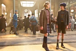 Paris 1930: Der Junge Hugo (Asa Butterfield, r.) lebt versteckt und elternlos im Bahnhof Montparnasse. Dort setzt er im Verborgenen fort, was sein Onkel einst begann: Er zieht t&auml;glich die riesigen Bahnhofsuhren auf. Eines Tages spricht ihn Isabelle (Chloe Moritz, l.), das Patenkind seines Widersachers Georges M&eacute;li&egrave;s an ...