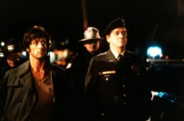 Aus nichtigem Anlass wird der im Krieg ausgezeichnete Held Rambo (Sylvester Stallone, l.) von der Polizei gejagt. In die Enge getrieben, liefert er der Staatsgewalt einen blutigen Privatkrieg ...