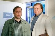 Kommissar Hartl (Michael A. Grimm, r.) hält es für denkbar, dass Andreas Benthues (David Baalcke, l.) seinen Chef erschlagen hat. Kommissar Hartl (Michael A. Grimm, r.) hält es für denkbar, dass Andreas Benthues (David Baalcke, l.) seinen Chef erschlagen hat.