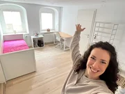 Anne freut sich &uuml;ber das Ergebnis: Ein aufger&auml;umden Raum.