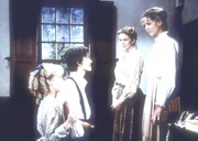 Willie (Jonathan Gilbert, 2.v.l.) und Nancy (Allison Balson, l.) übergeben Laura (Melissa Gilbert, 2.v.r.) ein Abschiedsgeschenk. Etta Plum (Leslie Landon, r.) wird ihre neue Lehrerin. Willie (Jonathan Gilbert, 2.v.l.) und Nancy (Allison Balson, l.) übergeben Laura (Melissa Gilbert, 2.v.r.) ein Abschiedsgeschenk. Etta Plum (Leslie Landon, r.) wird ihre neue Lehrerin.