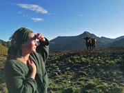 Die 23jährige Hirtin Elena ist neu auf der Ossmann-Hochalm in Saalbach-Hinterglemm. Für sie und ihre Hunde ist es der erste Alm-Sommer mit einer großen Galloway-Herde. Die Tiere und sie lernen einander gerade erst kennen. Die 23jährige Hirtin Elena ist neu auf der Ossmann-Hochalm in Saalbach-Hinterglemm. Für sie und ihre Hunde ist es der erste Alm-Sommer mit einer großen Galloway-Herde. Die Tiere und sie lernen einander gerade erst kennen.