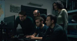 Videos einer einer &Uuml;berwachungskamera scheinen Yohann (Bastien Bouillon, l.) und sein Team auf eine neue Spur im Fall Clara Royer zu f&uuml;hren