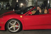 Nach anf&auml;nglichem Z&ouml;gern l&auml;sst Richard Castle (Nathan Fillion, l.) Kate Beckett (Stana Katic, r.) tats&auml;chlich ans Steuer seines Ferrari ...