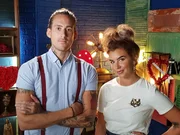 (4. Staffel) - Ein unglückliches Tattoo mit einem gelungen Cover Up bedecken - das ist die Kunst, die Glen (l.) und Alice (r.) beherrschen ...