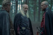 l-r: Ser Otto Hightower (Rhys Ifans), King Viserys I Targaryen (Paddy Considine)