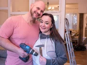 Crystal überredet Markus das Wohnzimmer nach ihren Wünschen umzubauen: Steinwand, neuer Boden und Trennwand. Crystal überredet Markus das Wohnzimmer nach ihren Wünschen umzubauen: Steinwand, neuer Boden und Trennwand.