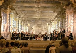 Louis van Beethoven (Colin P&uuml;tz, Mitte) bei einem seiner Konzerte