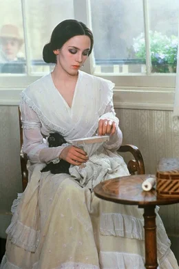 Lucy Harkers (Isabelle Adjani) zuk&uuml;nftiger Mann ist auf Gesch&auml;ftsreise. Als sie endlich nach langer Zeit einen Brief von ihm erh&auml;lt, ahnt sie B&ouml;ses.
