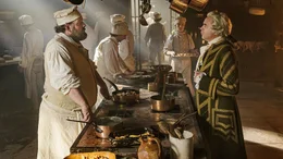 Pierre (Gr&eacute;gory Gadebois, li.) soll f&uuml;r seinen fr&uuml;heren Herrn kochen.