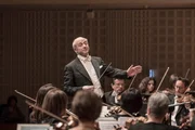 Der ungarische Dirigent Iv&aacute;n Fischer mit dem Symphonieorchester des Bayerischen Rundfunks.