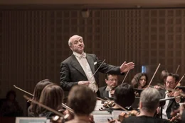 Der ungarische Dirigent Iv&aacute;n Fischer mit dem Symphonieorchester des Bayerischen Rundfunks.