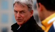 Gibbs (Mark Harmon, l.) versucht Lieutenant Michael Arnett (Adam Huss, r.) von seinen Selbstmordabsichten abzuhalten ... Gibbs (Mark Harmon, l.) versucht Lieutenant Michael Arnett (Adam Huss, r.) von seinen Selbstmordabsichten abzuhalten ...