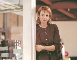 Barry hat sich in Lena (Emily Watson) verknallt. Als sie nach Hawaii fliegt, beschlie&szlig;t er, ihr zu folgen.