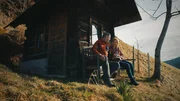 Die Hütten- und Landwirte Wilhelm & Bettina Pilgram sitzen zusammen nach einem gemeinsamen Spaziergang. Die Hütten- und Landwirte Wilhelm & Bettina Pilgram sitzen zusammen nach einem gemeinsamen Spaziergang.