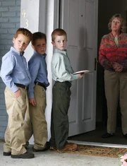 Lynette hat mal wieder Probleme mit ihren Jungs (Brent Kinsmann, Shane Kinsman und Zane Huett, r.). Aber diesmal sind sie wirklich zu weit gegangen, denn sie haben bei der Nachbarin, Mrs. McCluskey (Kathryn Joosten, r.) gestohlen. Um sich zu entschuldigen, schreiben sie einen Entschuldigungsbrief, aber damit ist es noch lange nicht vorbei ... Lynette hat mal wieder Probleme mit ihren Jungs (Brent Kinsmann, Shane Kinsman und Zane Huett, r.). Aber diesmal sind sie wirklich zu weit gegangen, denn sie haben bei der Nachbarin, Mrs. McCluskey (Kathryn Joosten, r.) gestohlen. Um sich zu entschuldigen, schreiben sie einen Entschuldigungsbrief, aber damit ist es noch lange nicht vorbei ...