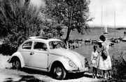 Der Deutschen liebstes motorisiertes Kind in der Nachkriegszeit war der VW K&auml;fer. Er machte sie auf dem Weg zur Arbeit wie zur Erholung mobil.