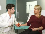 Vladi (Stephen D&uuml;rr), der seine Famulatur an der Sachsenklinik begonnen hat, versorgt Nicoles (Katrin Wei&szlig;er) schmerzende Hand. Aus einer harmlosen Schnittverletzung am Finger hat sich eine fortgeschrittene Blutvergiftung entwickelt.
